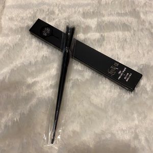 KVD BEAUTY
Lock-It Edge Concealer Brush #40